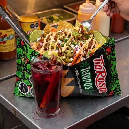 Totopos Locos con Agua de Jamaica