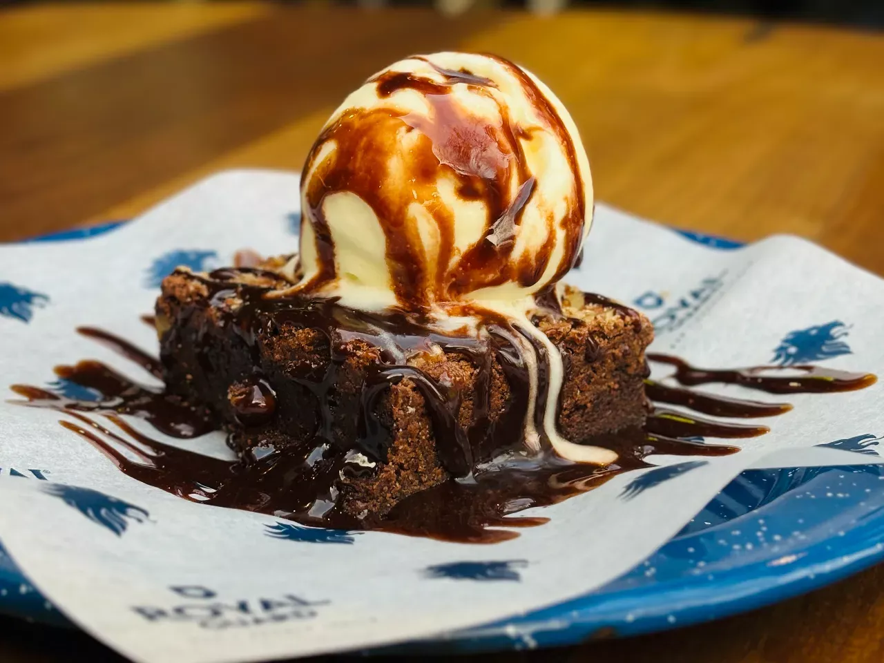 Brownie con Helado Vainilla Salsa Chocolate