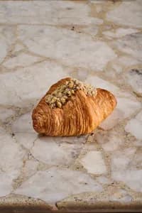 Croissant Manjar Nuez