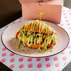 Croissant Pistaccio / Frutillas