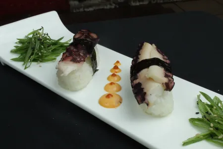 #11 nigiri pulpo 2 u