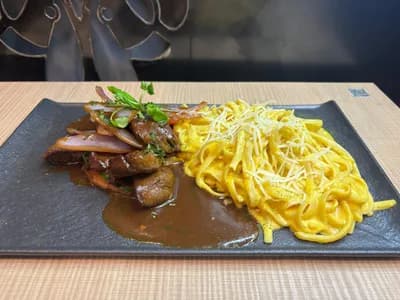 Lomo Salteado con Fetuccini a la Huancaína
