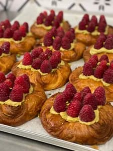 Danish frambuesa y pistacho