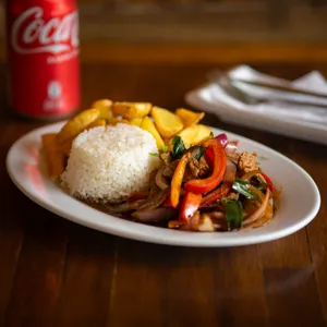 Lomo Saltado con Arroz y Papas Fritas