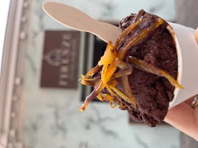 Sorbetto de chocolate 80% cacao con naranjas confitadas
