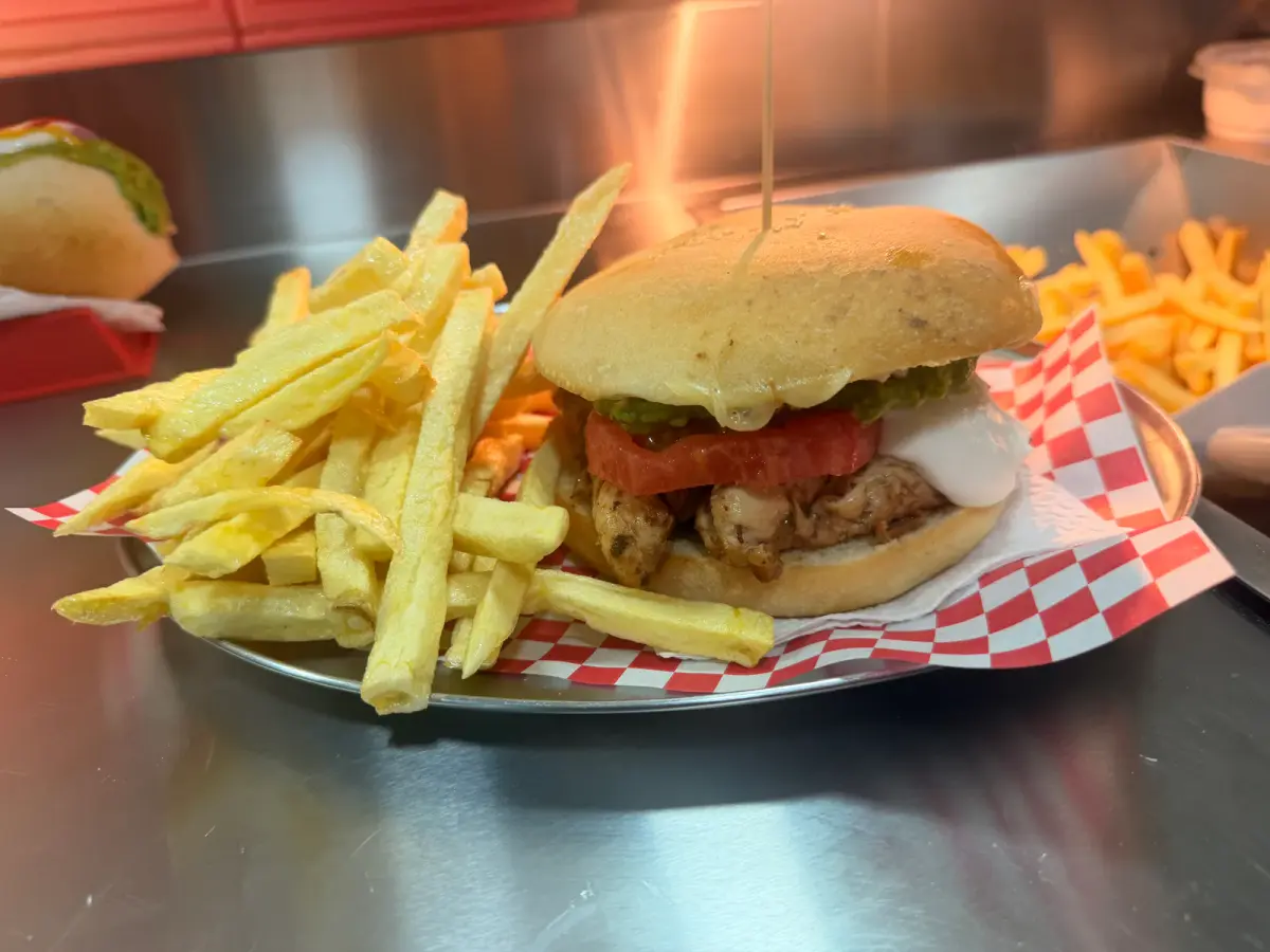 Churrasco de Pollo Italiano más PapasFritas.