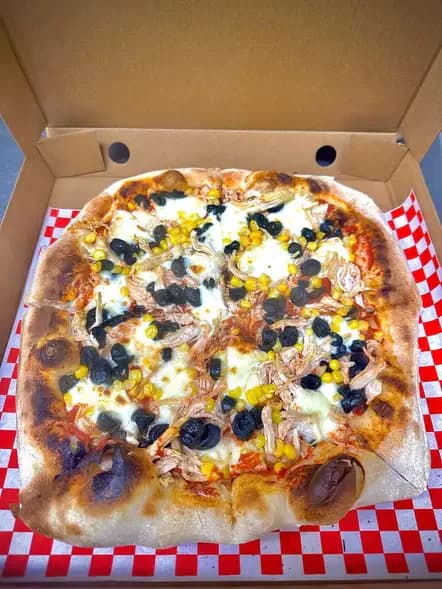 Pizza Pollo Aceituna y Choclo