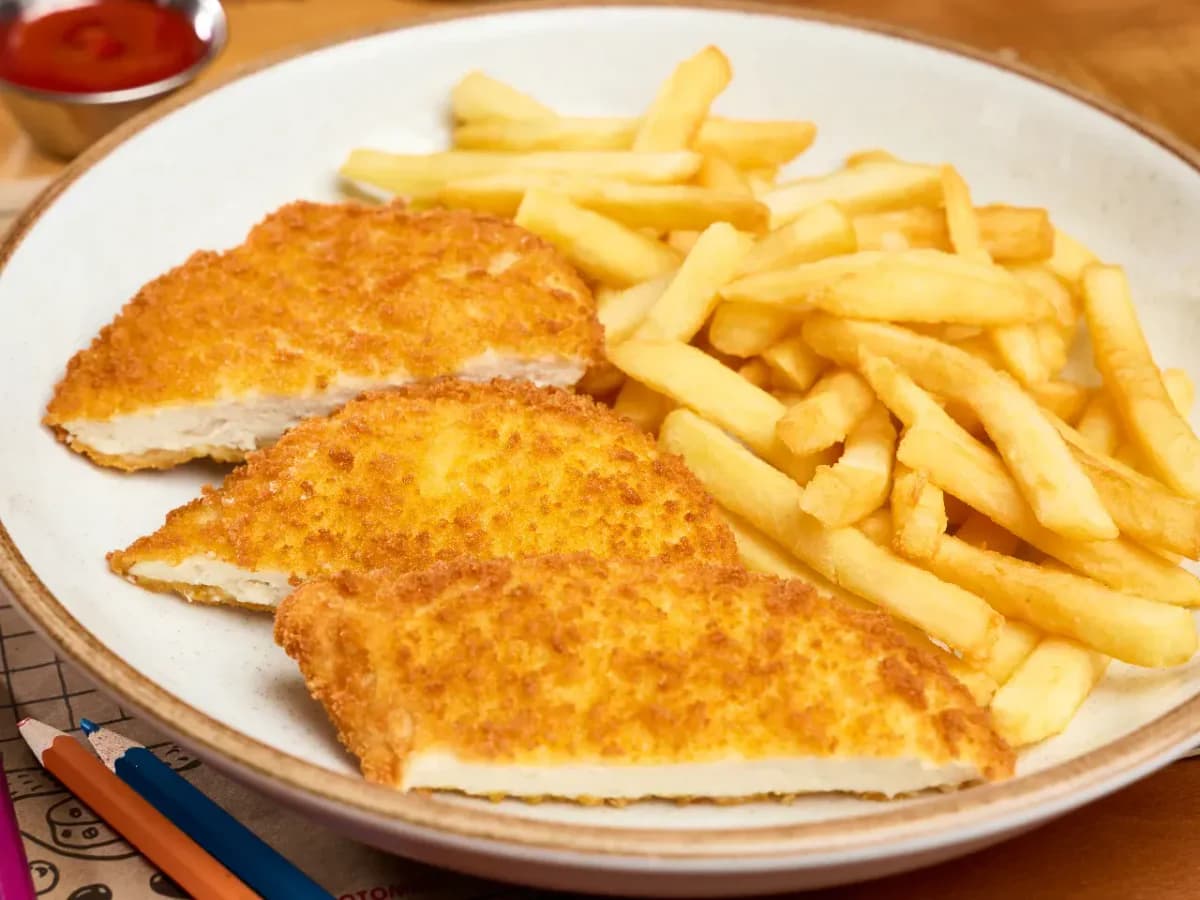 Pollo apanado con papas fritas o quinoa
