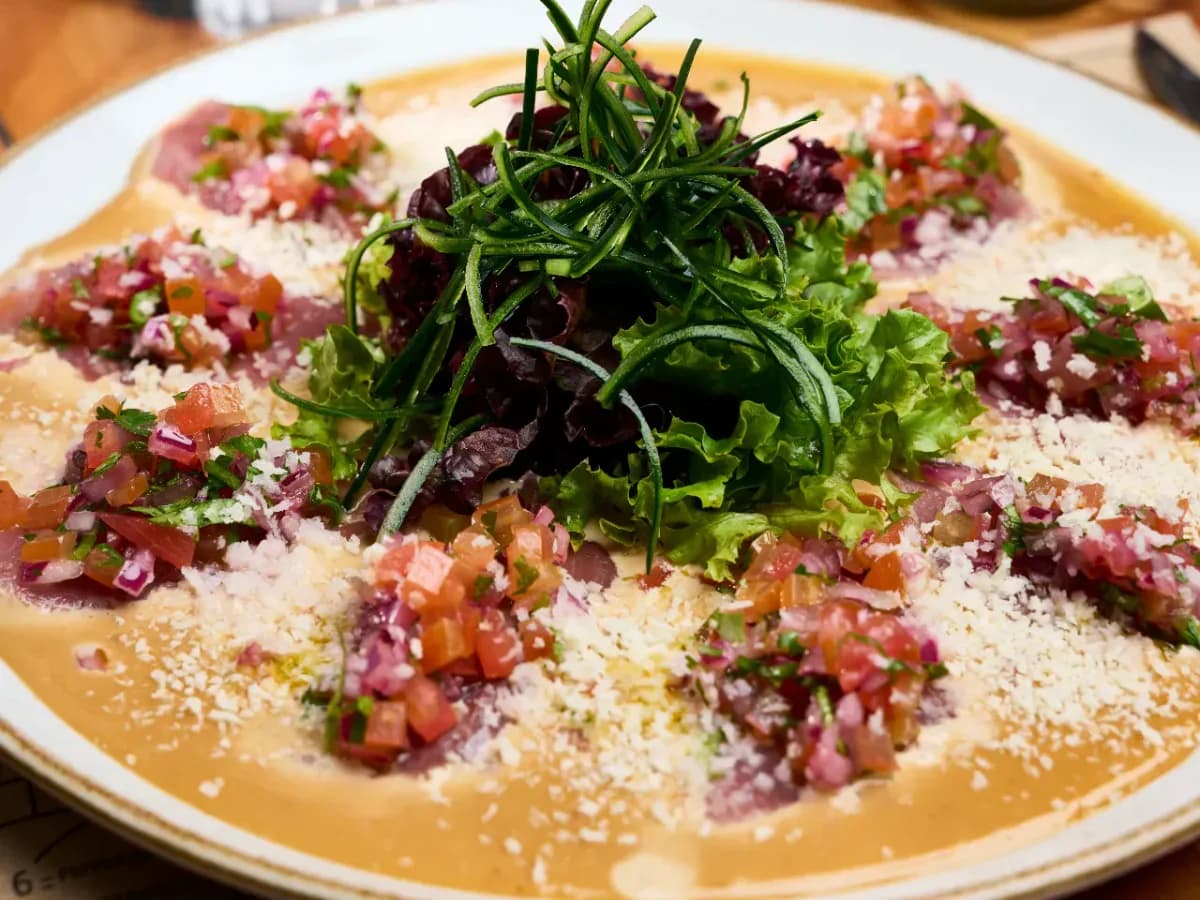 Tiradito de atún laqueado