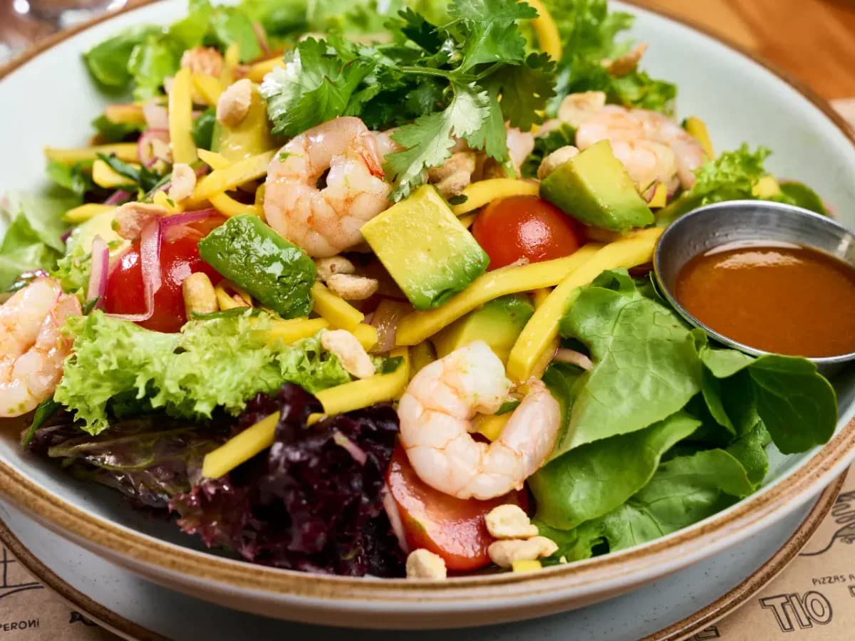 Mango – camarón salad
