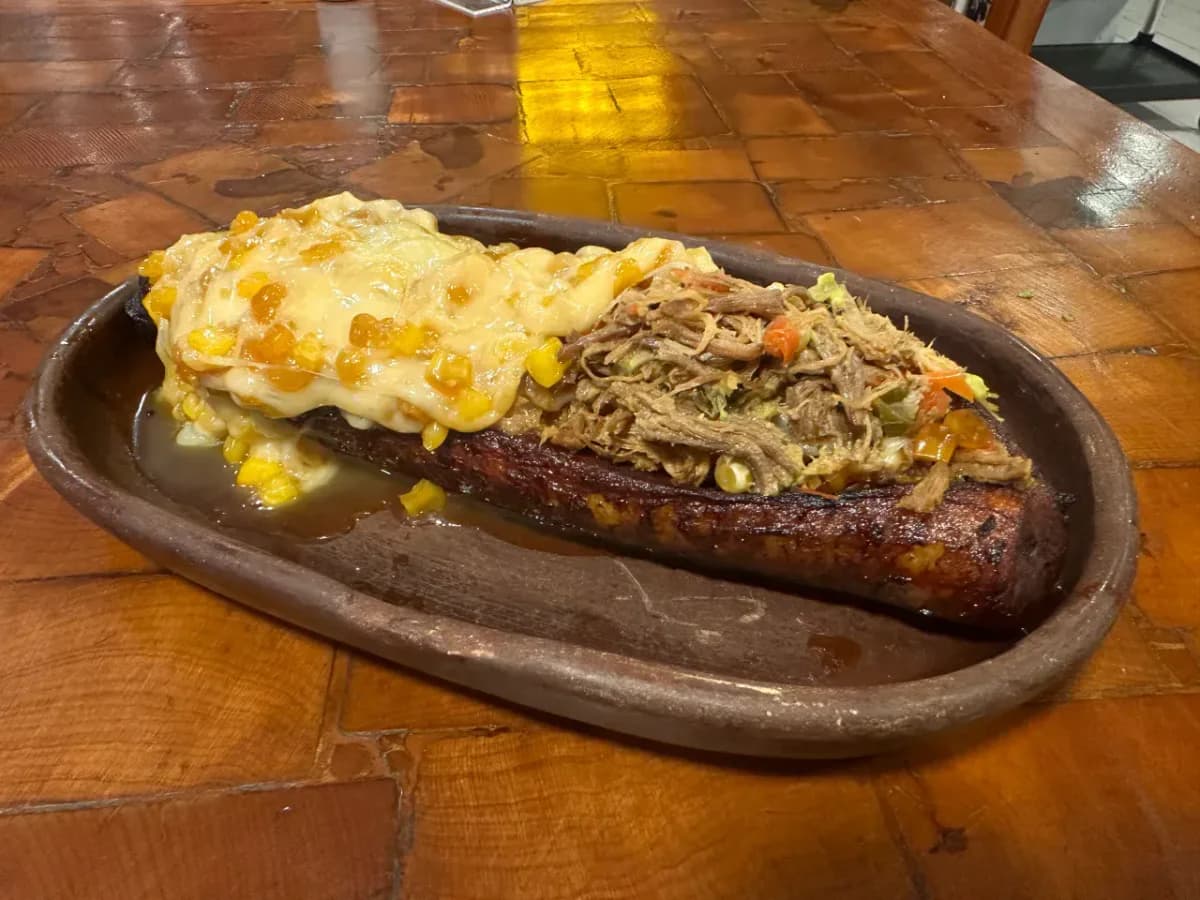 Plátano con carne mechada