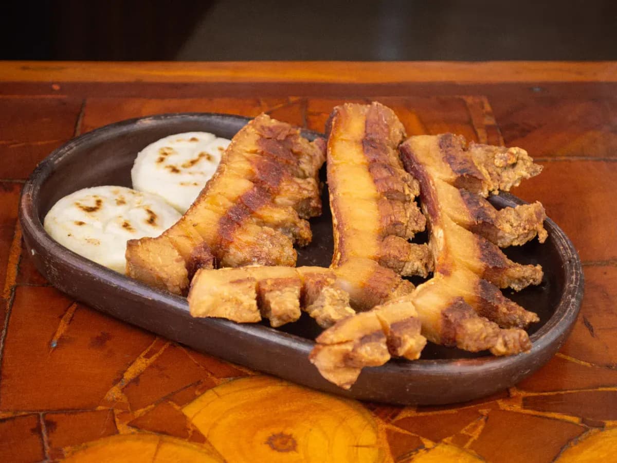 Chicharrones con arepa