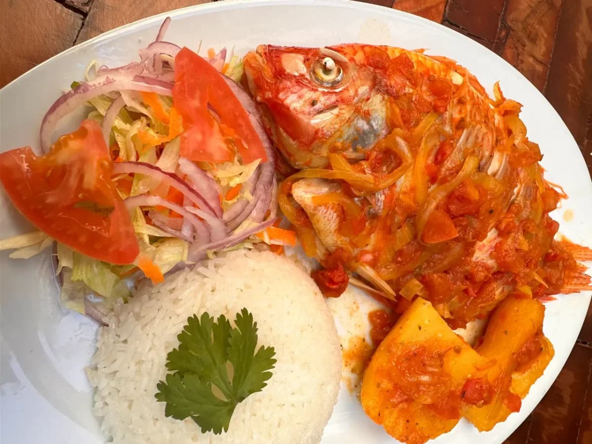Mojarra en salsa criolla