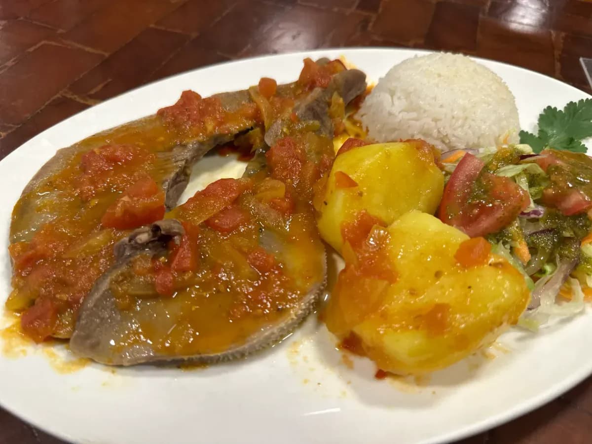 Lengua en salsa criolla
