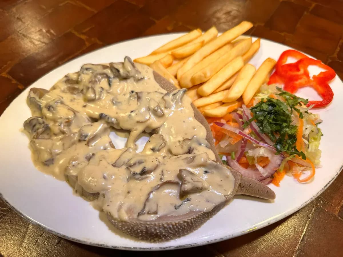 Lengua en salsa de champiñones