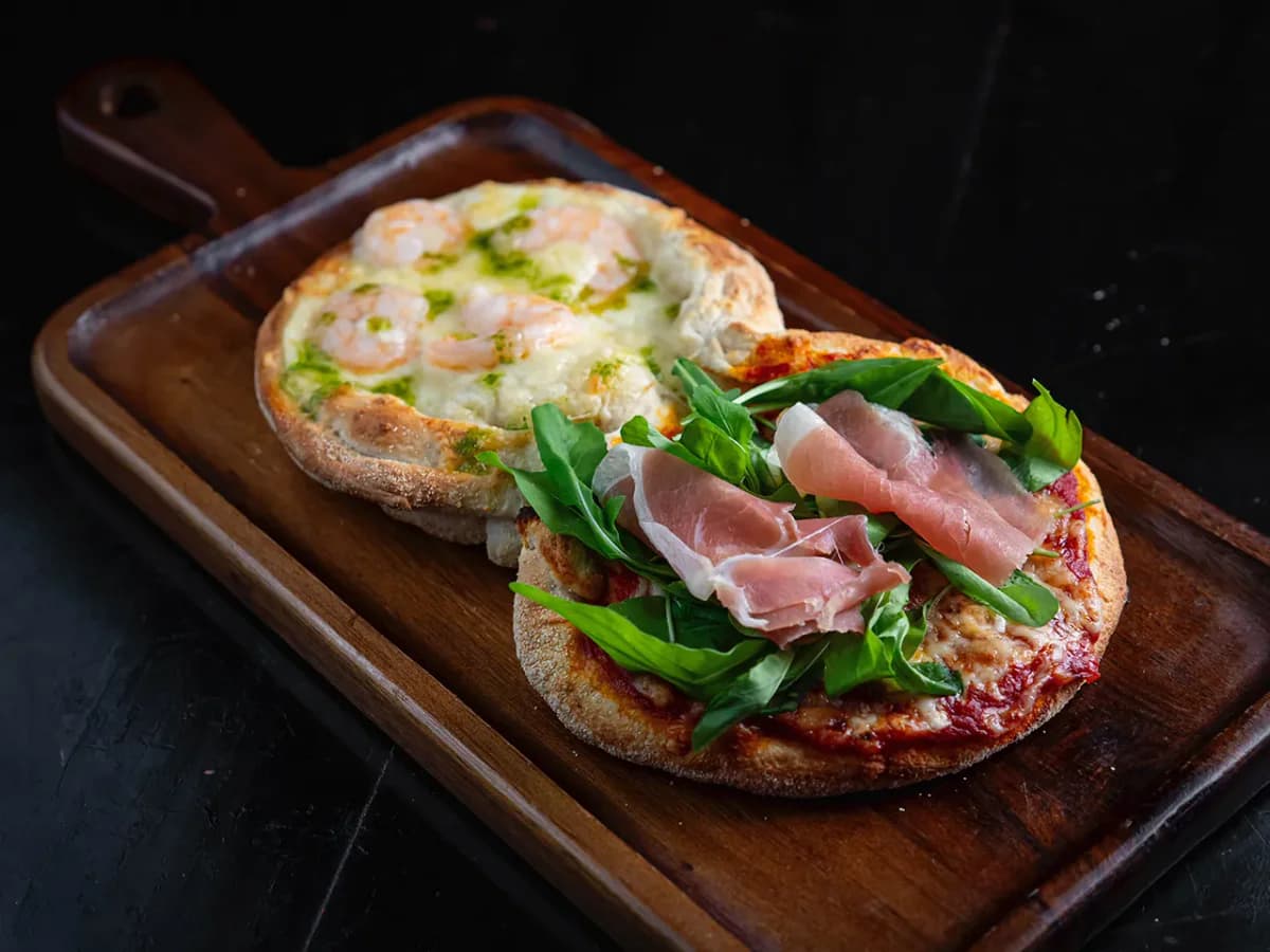 Pizzeta dúo camarón y jamón serrano