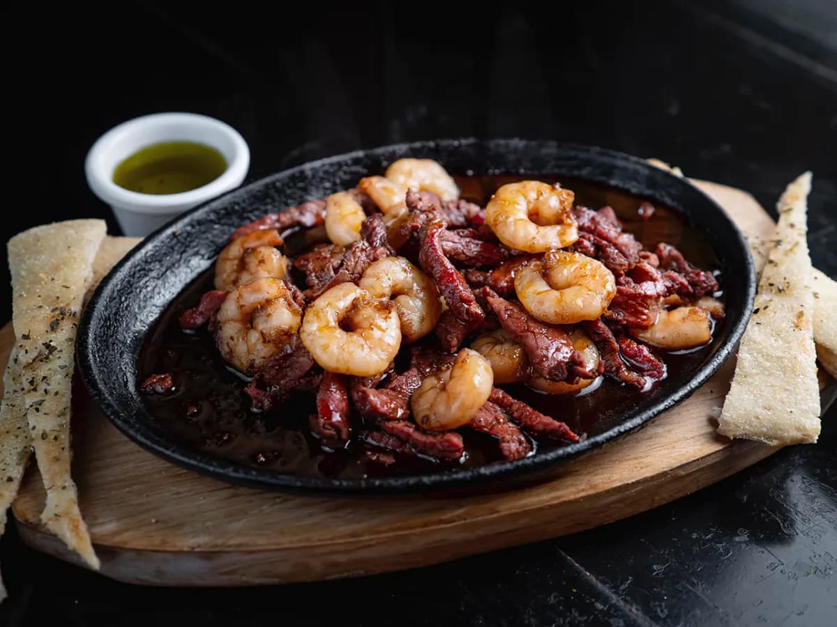 Salteado de camarones y lomo liso
