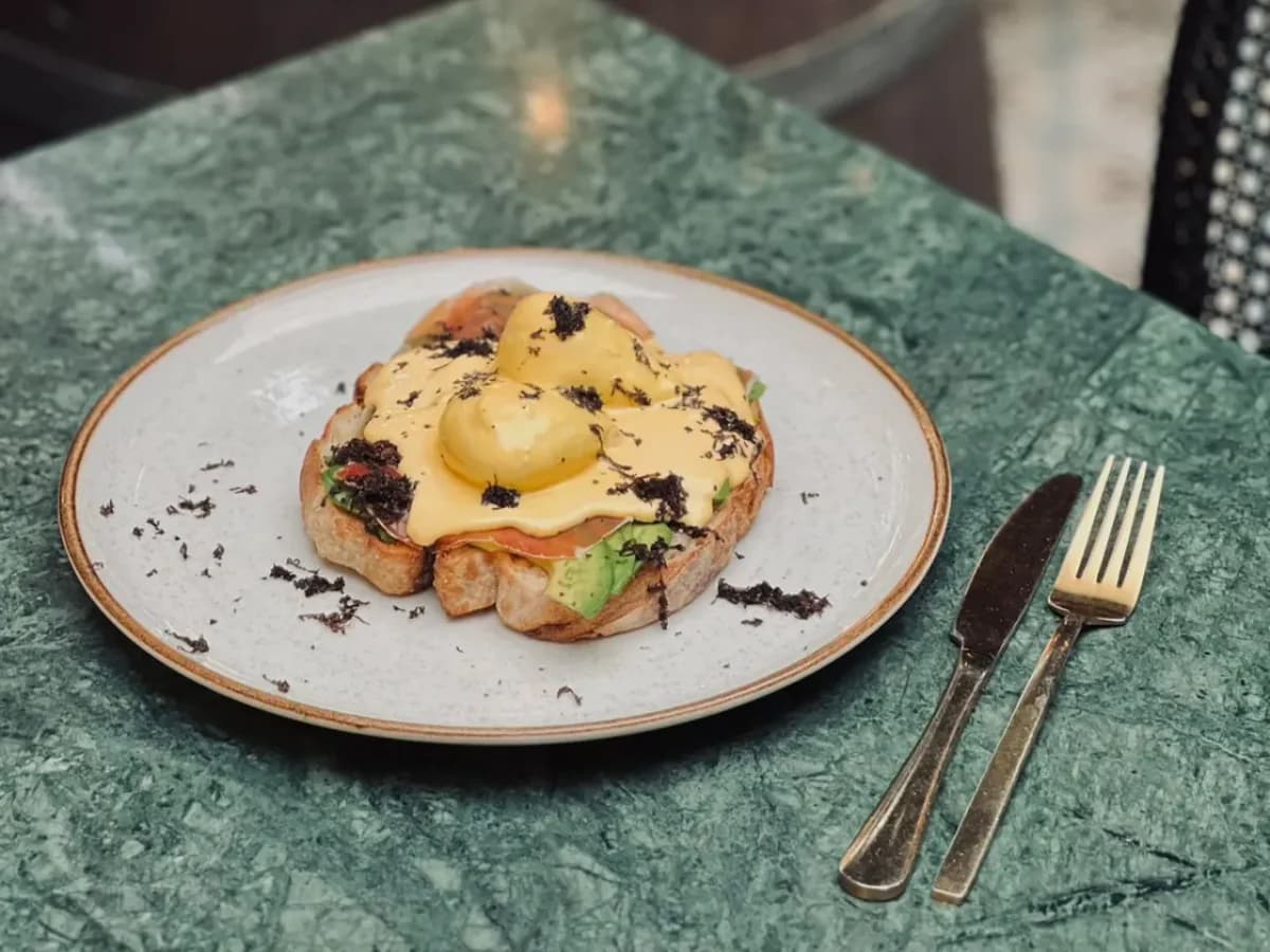 Huevos benedictinos trufados