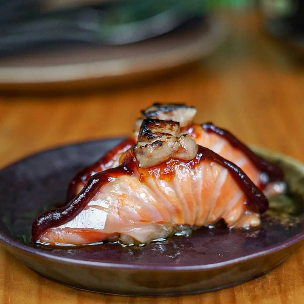 NIGUIRI CON SALMÓN, FOIE GRAS, GEL DE NIKU, UN LUJO EN CADA BOCADO