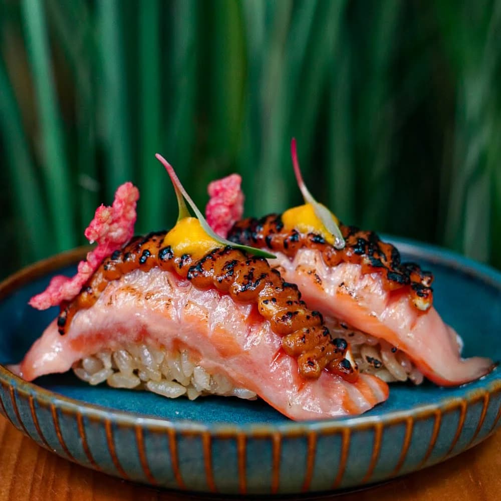 NIGUIRI CON SALMÓN, SALSA DE QUESO NIKU, OLIATO DE TRUFA, EMULCION DE AJI AMARILLO CITRICA, CROCANTE DE BETERRAGA.