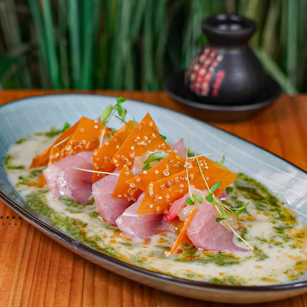 TIRADITO CON PESCA DEL DIA, SALSA DE SARANDAJA, HUACATAY, EMULSIÓN DE CAMOTE, TAPIOCA REPOSADA EN LECHE DE TIGRE, CROCANTE DE CAMOTE, MIEL DE CAMOTE.