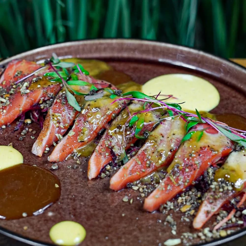 Tataki De Salmon, Ponzu De La Casa ,Salsa Nikkei y salsa de Maracuyá.