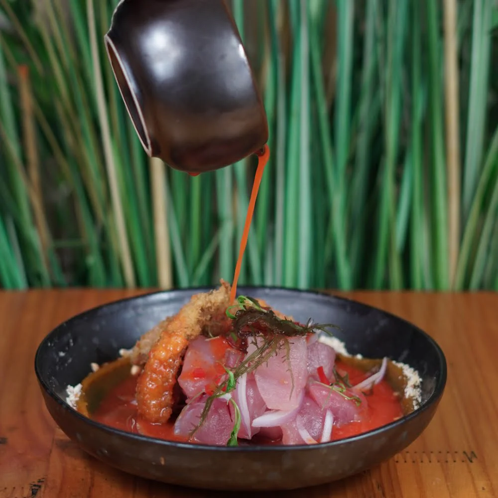 LO MEJOR DE LA PESCA DEL DIA , LECHE DE TIGRE DE ROCOTO, CHICHARON DE PESCADO, EMULCION DE CAMOTE , CACHA MOLIDA,