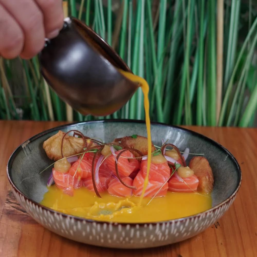 EL MEJOR SALMON CHILENO CON UNA SALSA DE LECHE DE TIGRE DE AJI AMARILLO, YUCA , EMULCION DE PLATANO, YUCA FRITA, HALGA.