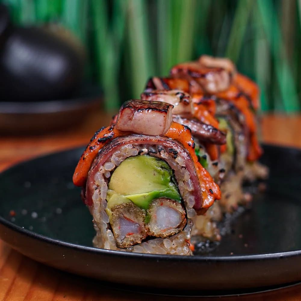 RELLENO DE CAMARON PALTA ENVUELTO EN FILETE SOPLETEADO CON SALSA QUESO NIKU Y FOIE GRAS.