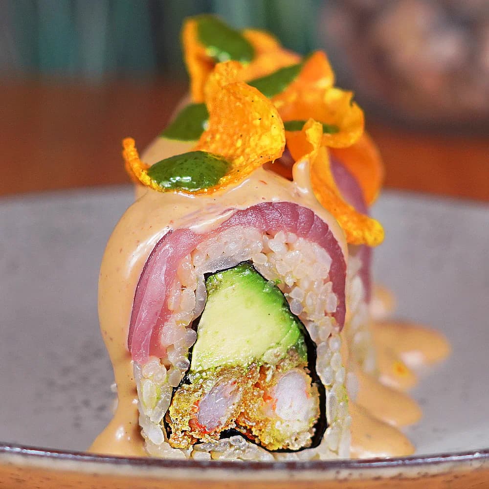 RELLENO DE CAMARÓN PANKO Y PALTA CUBIERTO DE PESCADO BLANCO Y BAÑADO CON SALSA ACEVICHADA,CAMOTE FRITO, MIEL DE CAMOTE Y EMULSIÓN DE HUACATAY.