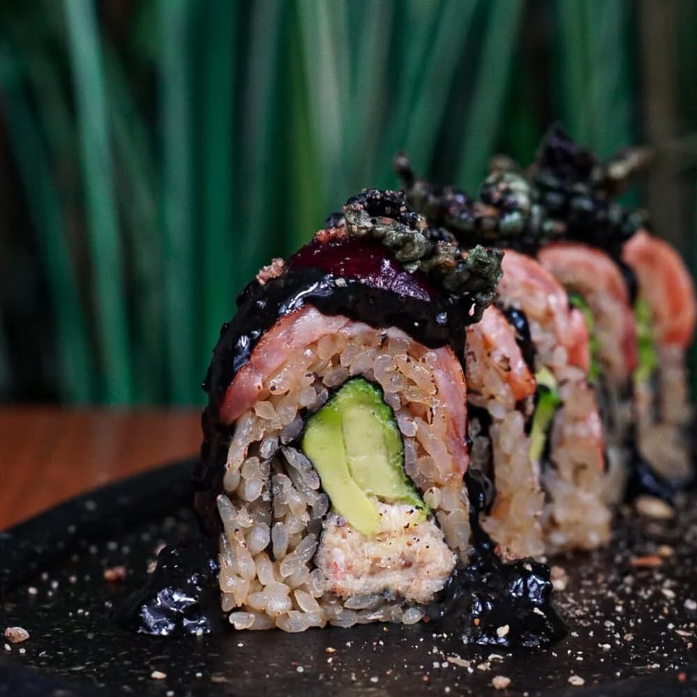 JAIBA, PALTA, CUBIERTO EN SALMÓN TRUFADO, ACEVICHADA BLACK, FURIKAKE, PRALINÉ CANCHA.