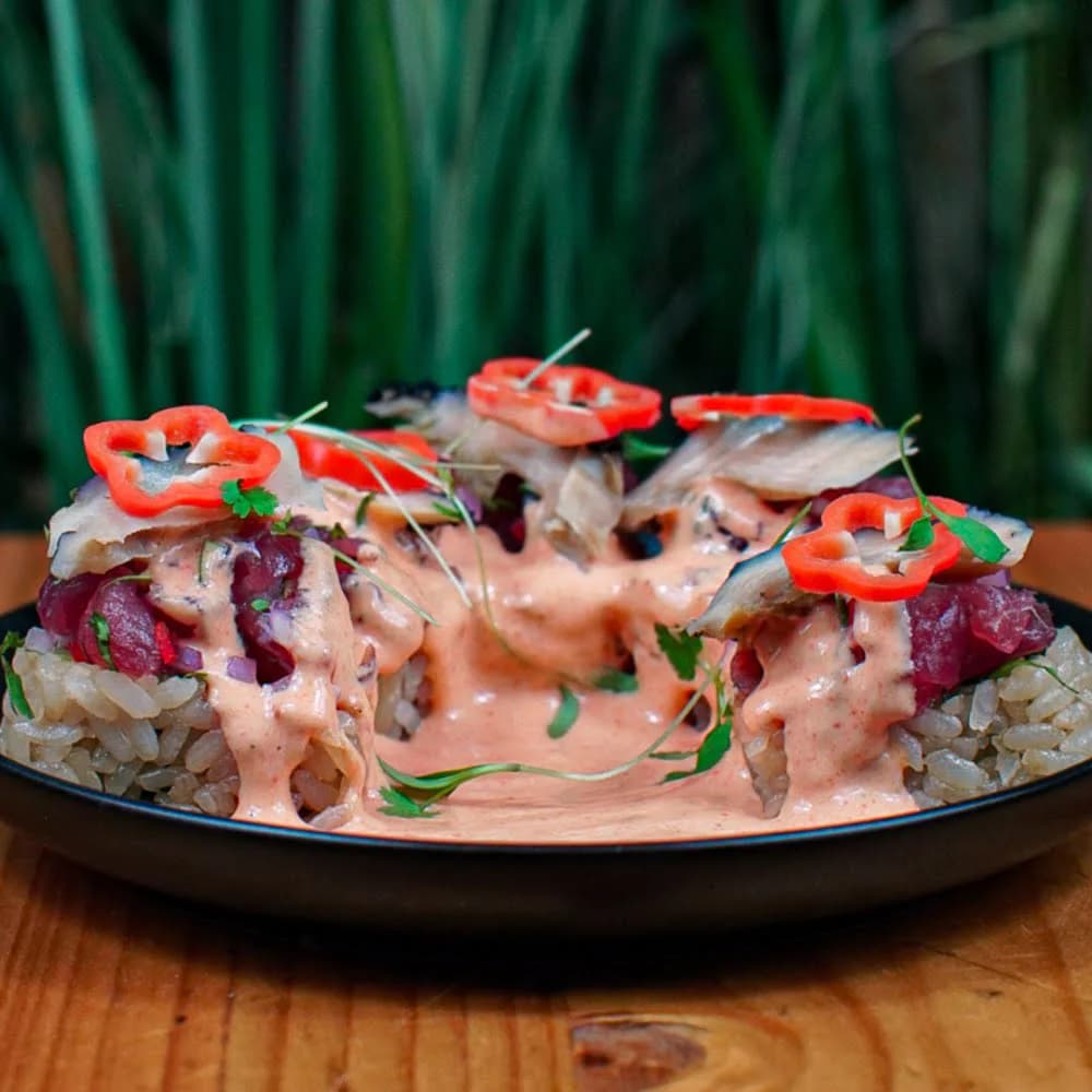 RELLENO DE CAMARÓN Y PALTA MONTADO CON TOPPING DE CEVICHE DEL DÍA BAÑADO CON SALSA ACEVICHADA DE ROCOTO, LAPAS