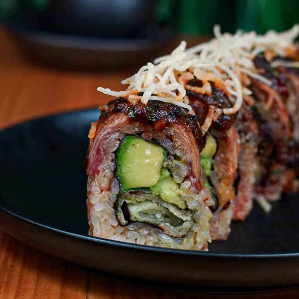 RELLENO DE PALTA,CEBOLLÍN ENVUELTO EN CARNE FLAMEADO EN SALSA GOCHUJANG Y CHIMICHURRI