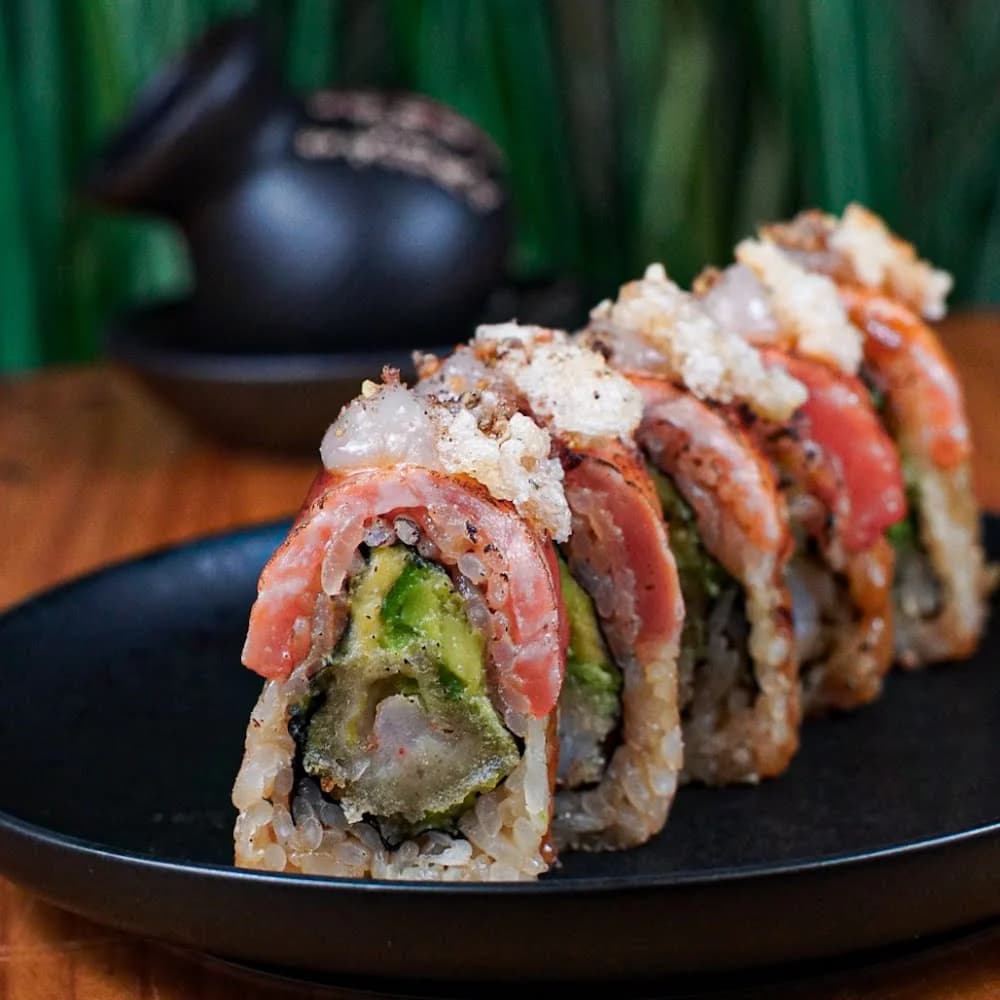 RELLENO DE PALTA, CAMARÓN PANKO, ENVUELTO EN SALMON, FLAMEADO MANTEQUILLA DE MANÍ CON SALSA TERIYAKI