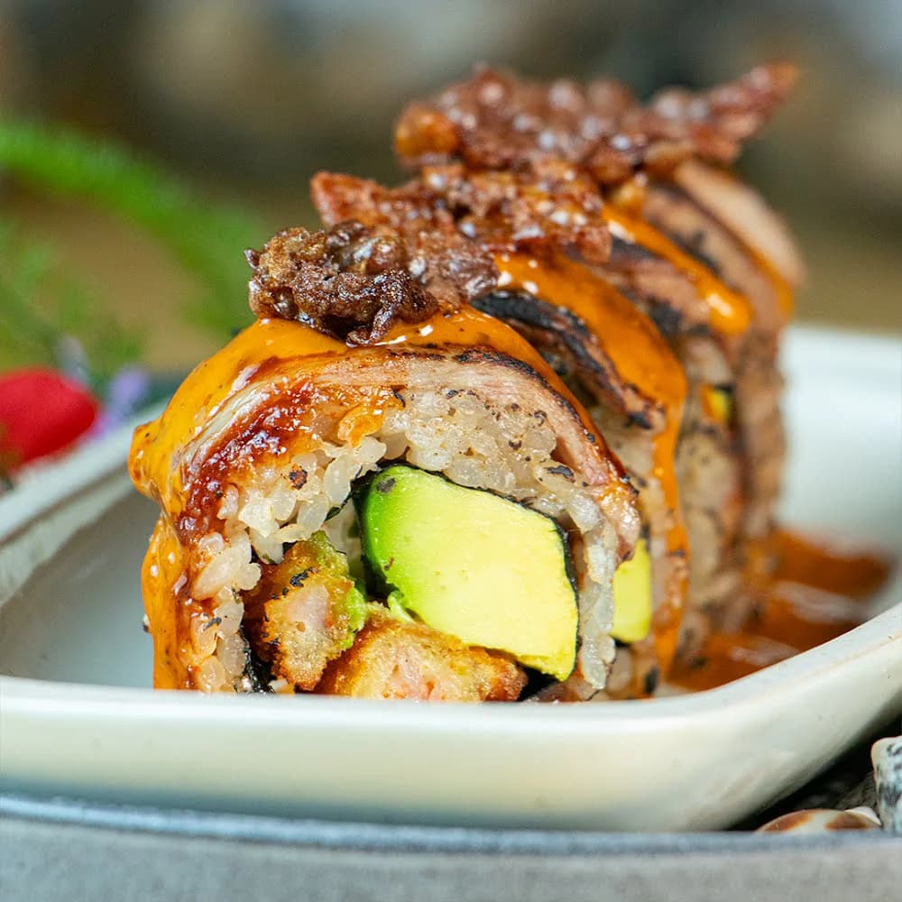 RELLENO DE CAMARON PANKO, PALTA, ENVUELTO EN FILETE SOPLETEADO CON UNA SALSA ESPECIADA Y BAÑADO CON UNA MAYO ANTICUCHERA Y CROCANTE DE TAPIOCA