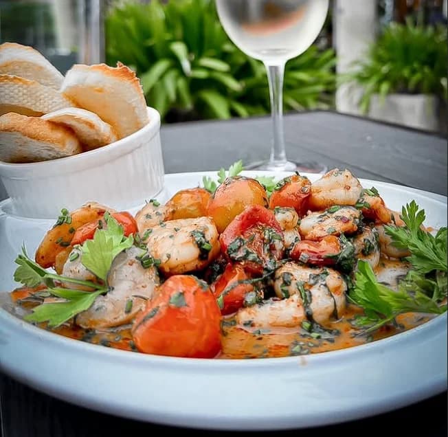 Gambas al ajillo con tomates