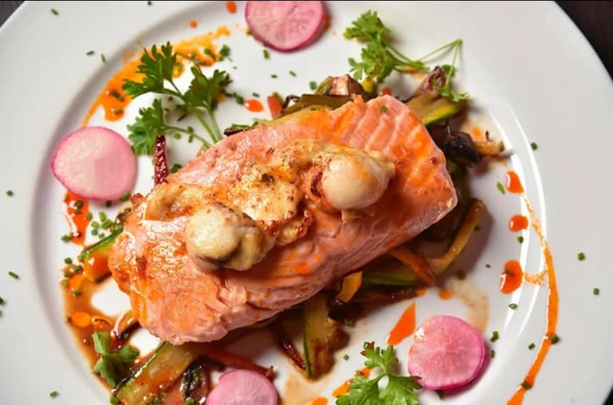 Filete de salmón con mariscos y verduras salteadas