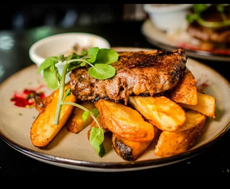 Chuleta de cerdo con patatas fritas en gajos