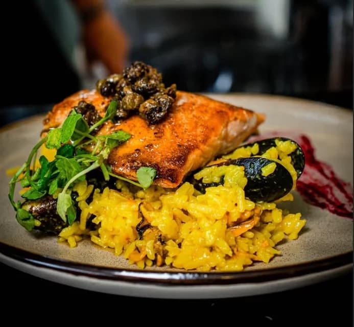 Salmón a la plancha con arroz azafranado y mejillones