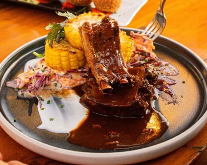Costilla de res braseada