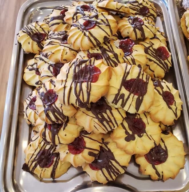 Galletas de mantequilla con cereza y chocolate