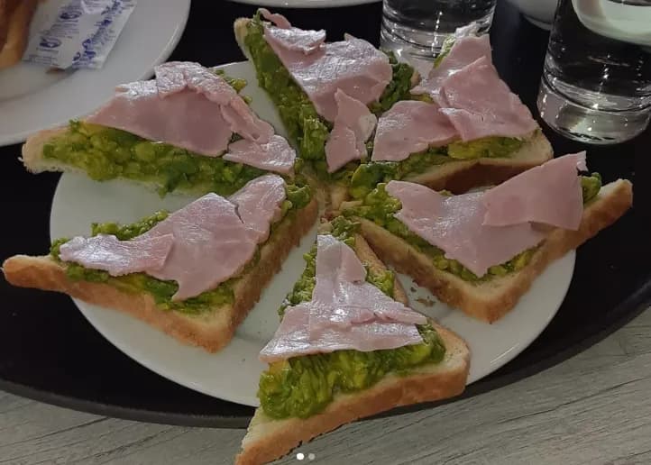 Tostadas con palta y jamón