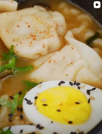 Sopa de wontons con huevo