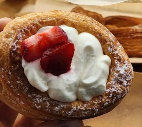 Vol-au-vent de crema con frutillas