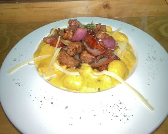 Ñoquis a la Huncaína con Lomo Saltado