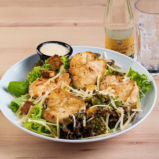 Ensalada Cesar Pollo +Agua ó Bebida
