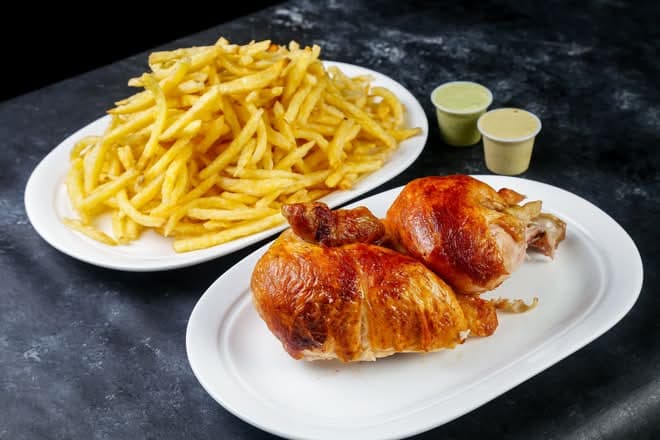 1/2 Pollo Asado a las brasas + Papas Fritas Medianas