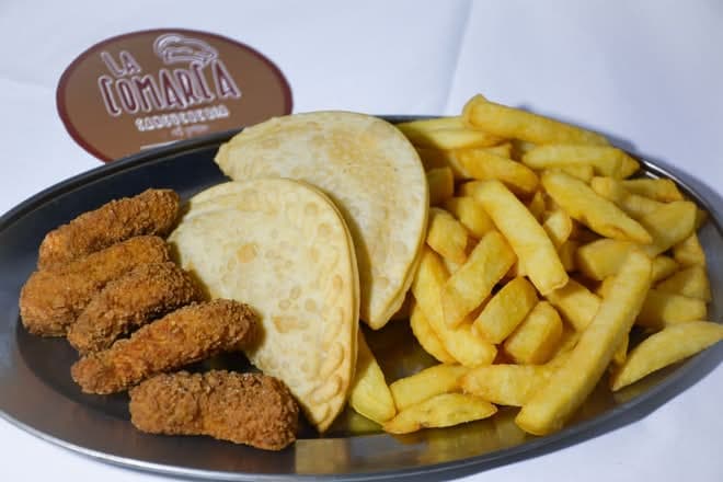 Papas Fritas, 2 Empanadas de Queso y 5 Nuggets
