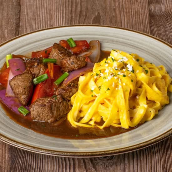 Fetuccini a la Huancaína y Lomo Saltado