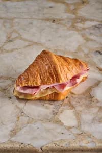 Croissant jamón queso